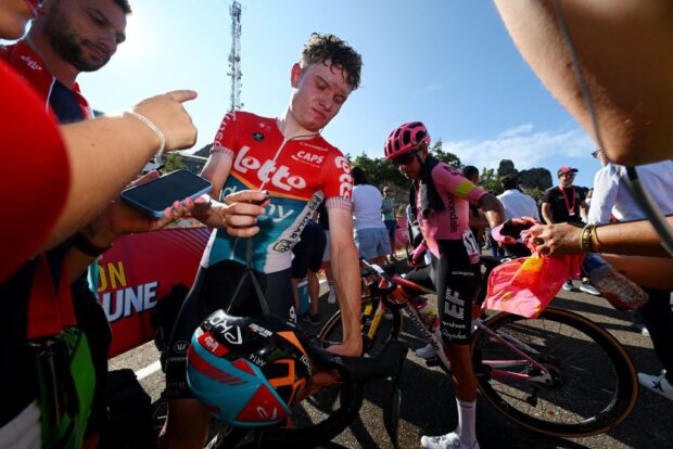 "Fue un poco estúpido": Lennert Van Eetvelt lamenta el gesto con el brazo que le costó la victoria de etapa en la Vuelta a España