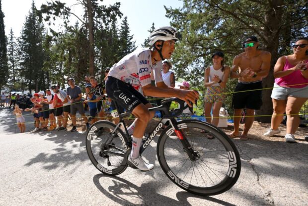 Isaac del Toro da positivo por COVID-19 en la Vuelta a España pero está autorizado a competir