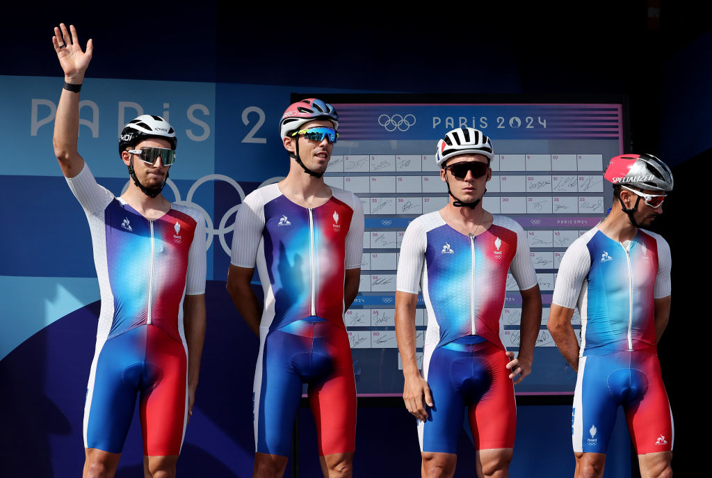 PARÍS FRANCIA 03 DE AGOSTO Julian Alaphilippe Christophe Laporte Valentin Madouas Kevin Vauquelin del equipo de Francia durante la carrera de ruta masculina en el octavo día de los Juegos Olímpicos de París 2024 en Trocadero el 03 de agosto de 2024 en París, Francia. Foto de Tim de WaeleGetty Images