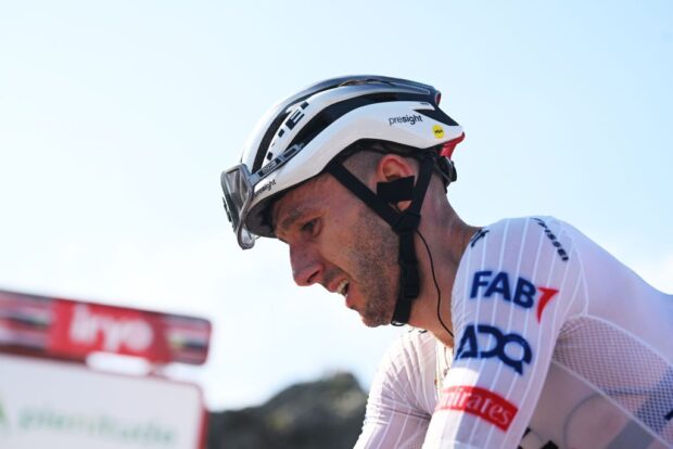 Pese a dos minutos perdidos, Adam Yates sigue siendo el ciclista protegido del Team UAE en la Vuelta a España