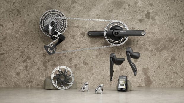 SRAM sube al 13 con el nuevo grupo de gravel Red XPLR AXS, además de ruedas, manillares y neumáticos Zipp superanchos