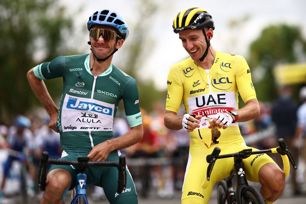 El ciclista británico Adam Yates, del UAE Team Emirates, con el maillot amarillo de líder de la general (derecha) y su hermano, el ciclista británico Simon Yates, del Team Jayco Alulas, con el maillot verde de mejor velocista (izquierda), esperan el inicio de la 2.a etapa de la 110.a edición de la carrera ciclista del Tour de Francia, de 2089 km entre Vitoria-Gasteiz y San Sebastián, en el norte de España, el 2 de julio de 2023. Foto de AnneChristine POUJOULAT AFP Foto de ANNECHRISTINE POUJOULATAFP vía Getty Images