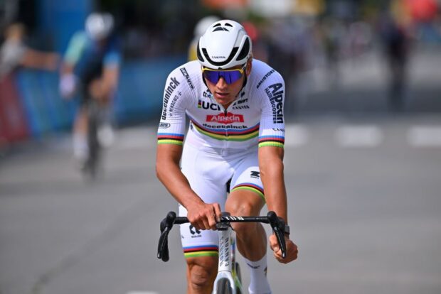 Mathieu van der Poel acorta el Renewi Tour por un preocupante dolor en la rodilla