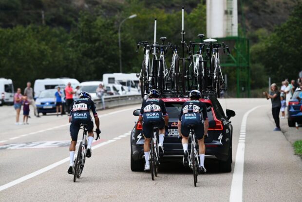 Primož Roglič pierde 20 segundos por ir detrás del coche de su equipo en la etapa 15 de la Vuelta a España