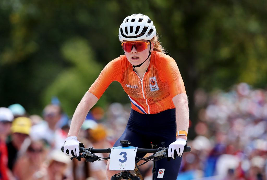 Puck Pieterse abandona las carreras de la Copa del Mundo de MTB para ganar el Campeonato Mundial en ruta y grava