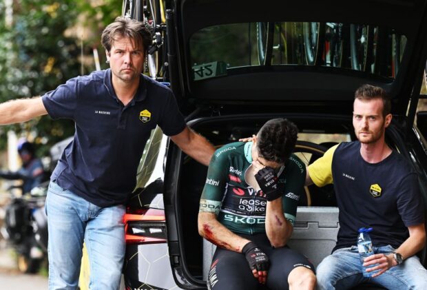 Wout van Aert se cae en descenso mojado y abandona la Vuelta a España
