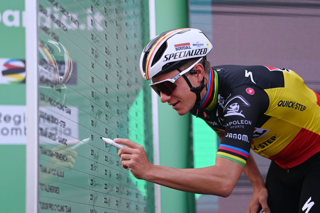 2023 Il Lombardia: Evenepoel en el inicio de sesión