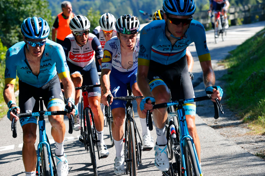 Evenepoel en el pelotón durante Il Lombardia 2020 antes de su horrible caída