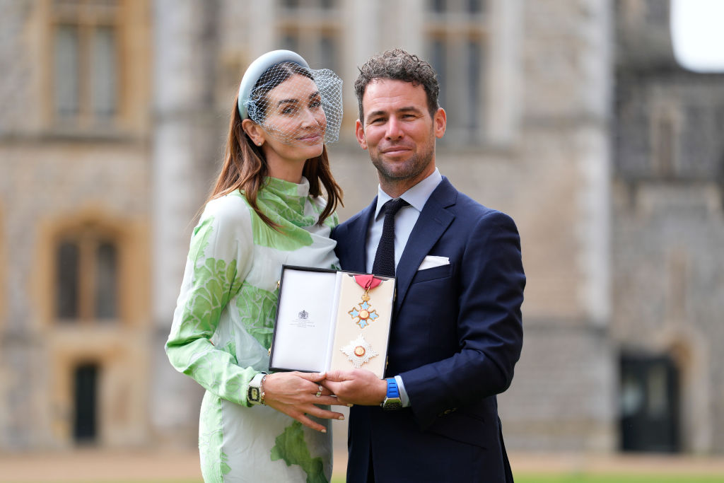 Cavendish y su esposa Peta muestran su medalla después de ser nombrado caballero el miércoles