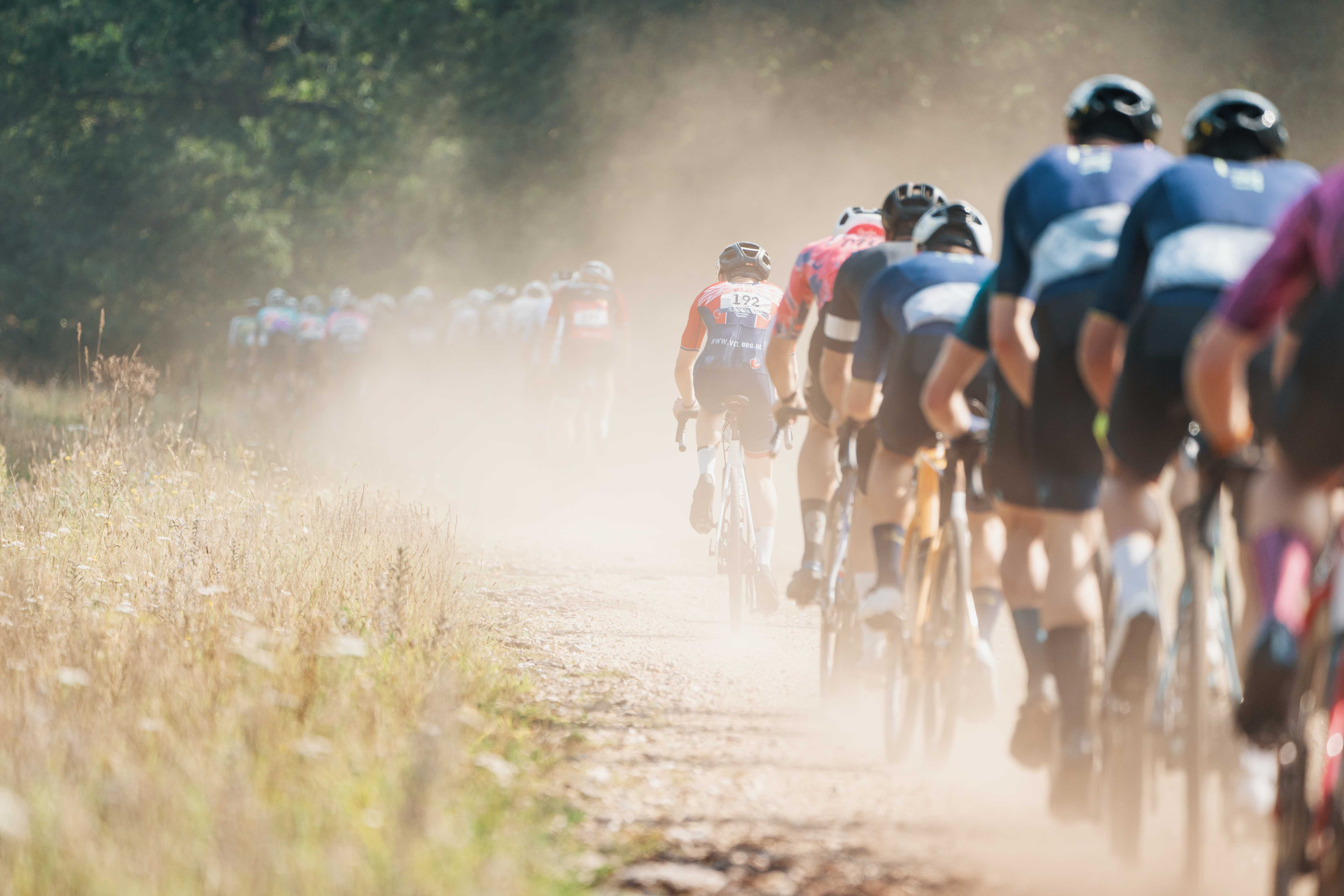 Los ciclistas compiten en un campo seco y polvoriento en el King's Cup Gravel Festival 2023, que albergó el Campeonato Británico de Gravel
