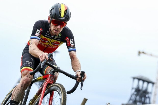 Eli Iserbyt descalificado del Exact Cross Beringen tras pisotear la bicicleta de Ryan Kamp tras un accidente a mitad de carrera