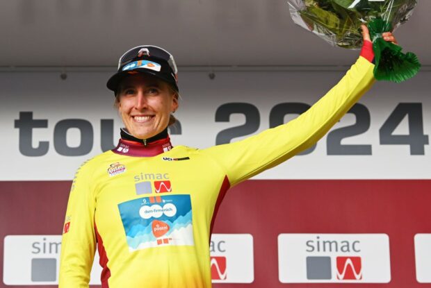 Franziska Koch le quita la camiseta amarilla a Zoe Bäckstedt con una actuación fugaz en el Simac Ladies Tour