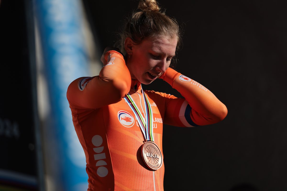 Picture by Alex Whitehead/SWpix.com - 05/10/2024 - Cycling - 2024 UCI Gravel World Championships, Halle-Leuven, Belgium - Women Elite Race - Lorena Wiebes (Netherlands) finishes second receiving the Bronze Medal