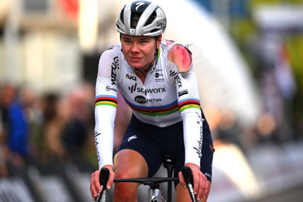Lotte Kopecky y Charlotte Kool lesionadas en la final de la quinta etapa del Simac Ladies Tour, marcada por un accidente