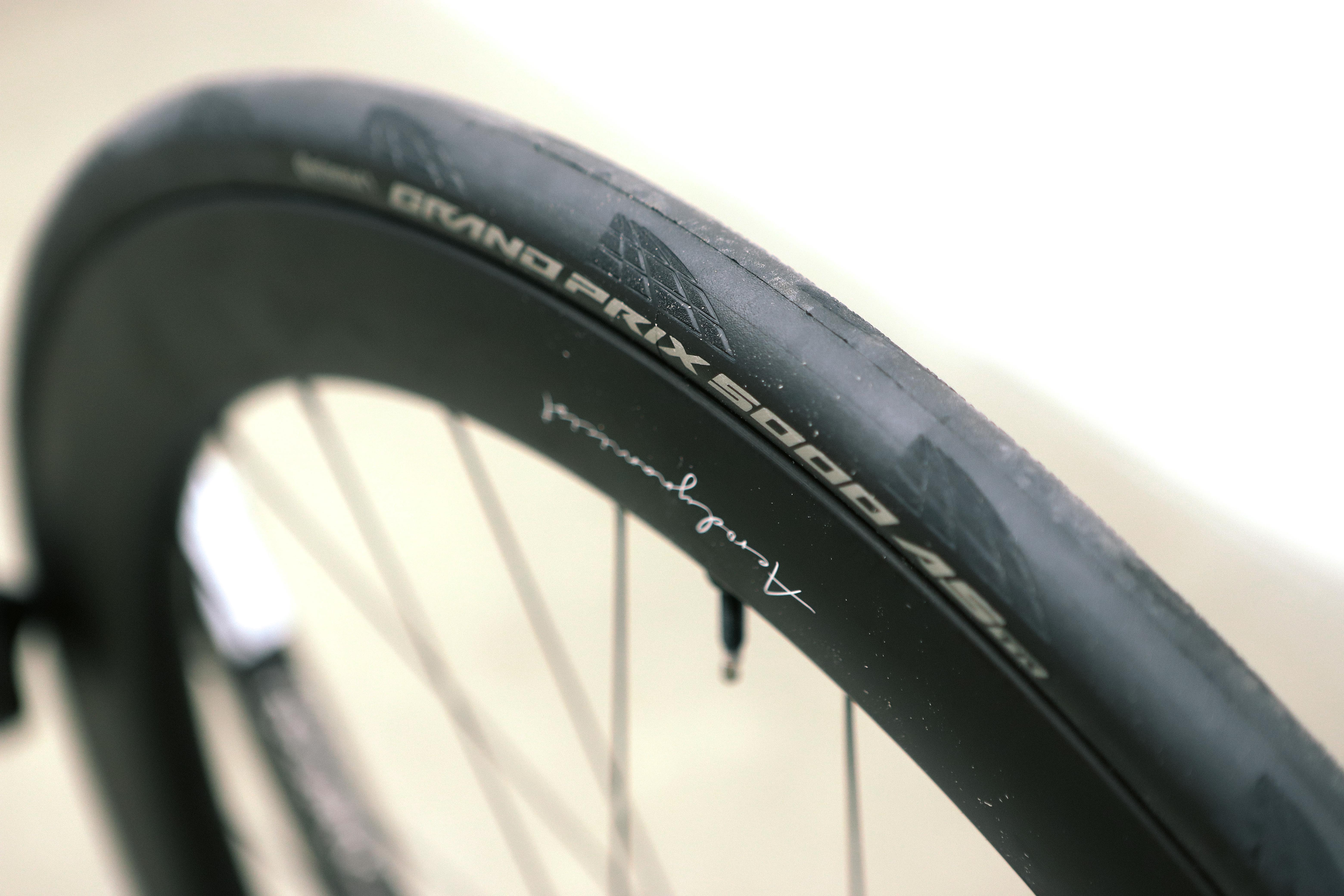 Un primer plano de un neumático negro de bicicleta de carretera GP5000 AS TR