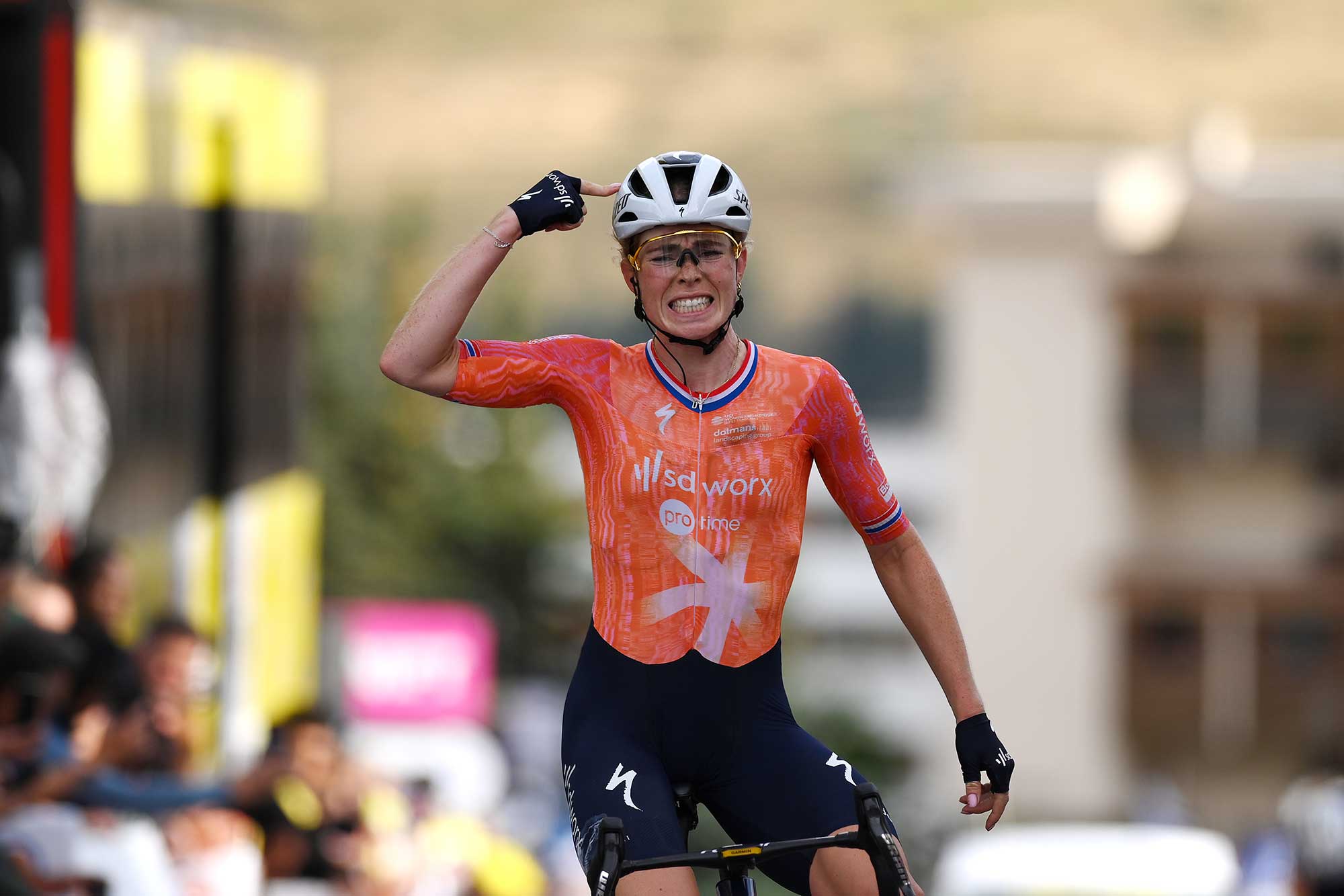 ALPE DHUEZ FRANCIA 18 DE AGOSTO Demi Vollering de Holanda y el equipo SD Worx Protime celebran en la línea de meta como ganador de etapa durante el 3er Tour de France Femmes 2024 Etapa 8 una etapa de 1499 km desde Le GrandBornand hasta Alpe dHuez 1828m UCIWWT el 18 de agosto de 2024 en Alpe dHuez Foto de Francia por Alex BroadwayGetty Images