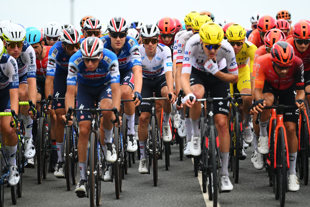 Remco Evenepoel viste la camiseta blanca junto al UAE Team Emirates en el Tour de Francia 2024