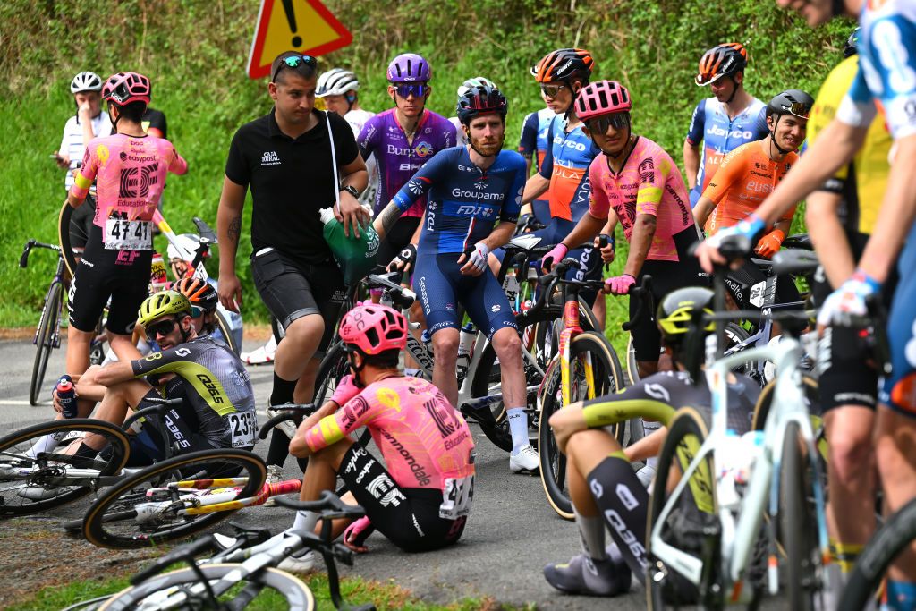 '¡Los ciclistas van demasiado rápido!' – El director del Tour de Francia culpa de las caídas al aumento de la velocidad de carrera