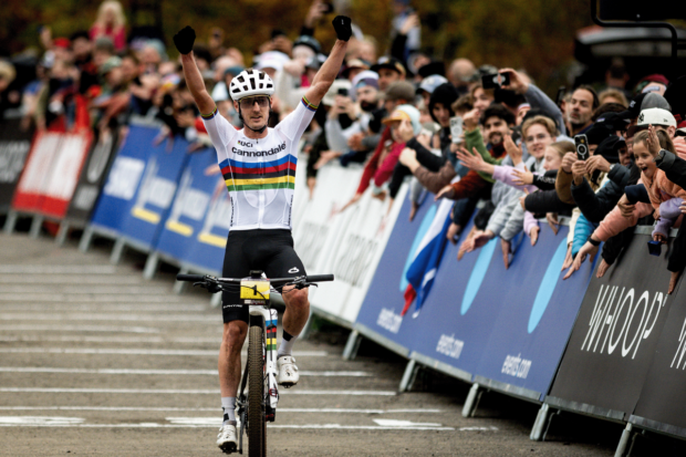 Hatherly debuted his world champion's rainbow jersey in Mont-Sainte-Anne at the end of the 2024 season