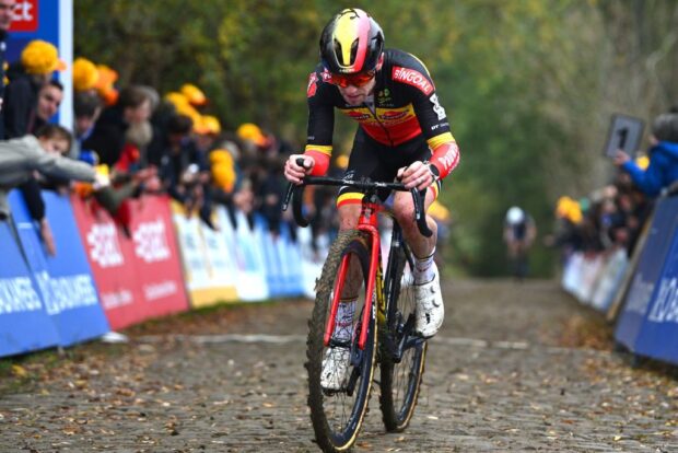 "Estaba justo en mi cara": a Eli Iserbyt le arrojan cerveza encima durante el Koppenbergcross