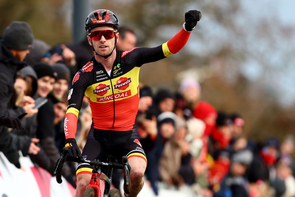Exact Cross Kortrijk: Eli Iserbyt se combina con su compañero de equipo Michael Vanthourenhout para lograr el tercer título de su carrera
