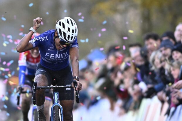 Flandriencross: Ceylin del Carmen Alvarado mantiene a raya a Lucinda Brand para la victoria