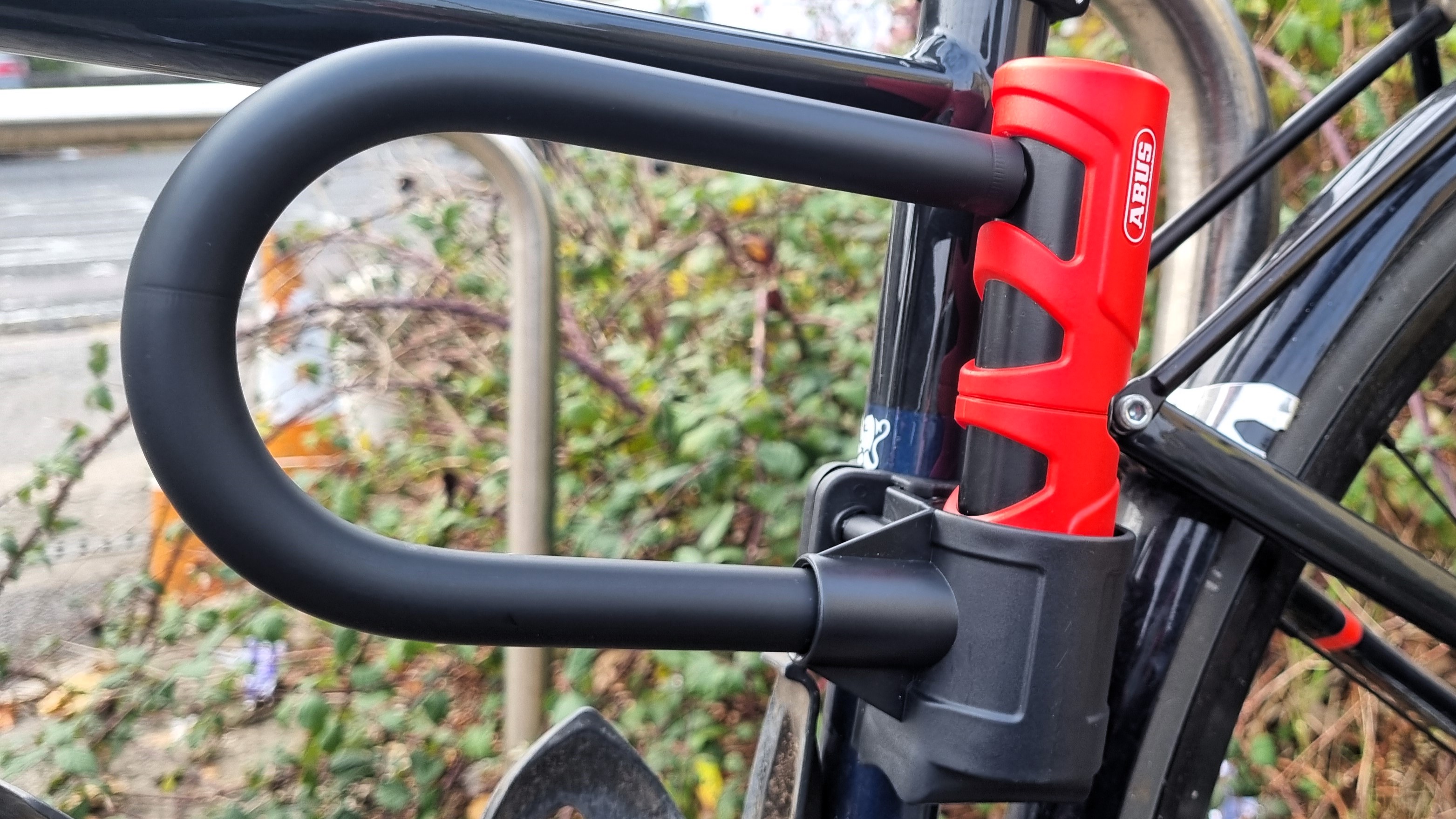 El soporte incluido te permite llevarlo en la bicicleta y guardarlo allí cuando llegues a casa, para evitar dejarlo en casa.