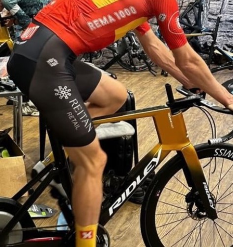 Un ciclista de Uno-X en una bicicleta aerodinámica Ridley desconocida