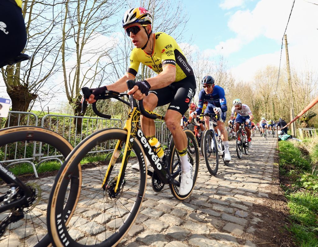 Wout van Aert regresa al lugar del accidente que puso fin a su temporada de Clásicos de 2024 en el entrenamiento de Visma