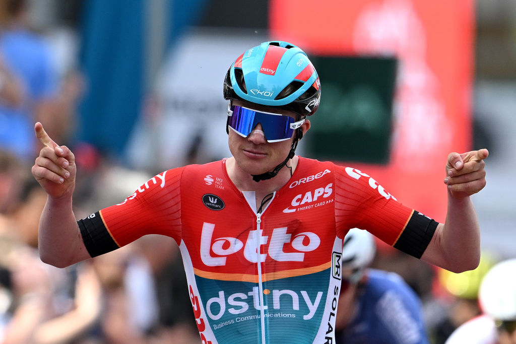 Maxim Van Gils gana la Eschborn-Frankfurt