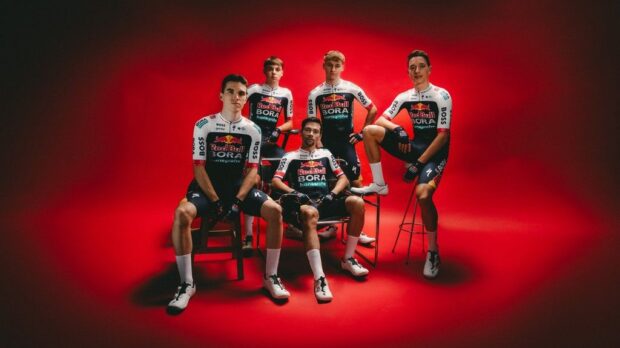 Specialized le da a Red Bull-Bora-Hansgrohe una nueva apariencia para 2025 como nuevo patrocinador de indumentaria de carrera