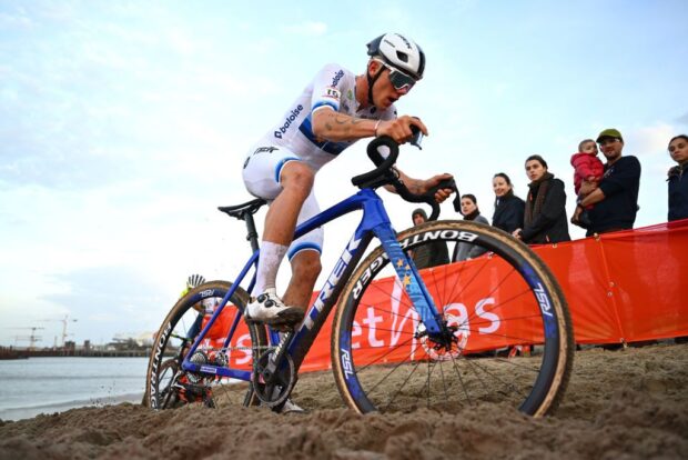 Thibau Nys golpeó por detrás en el Mundial de ciclocross de Dublín – Vídeo
