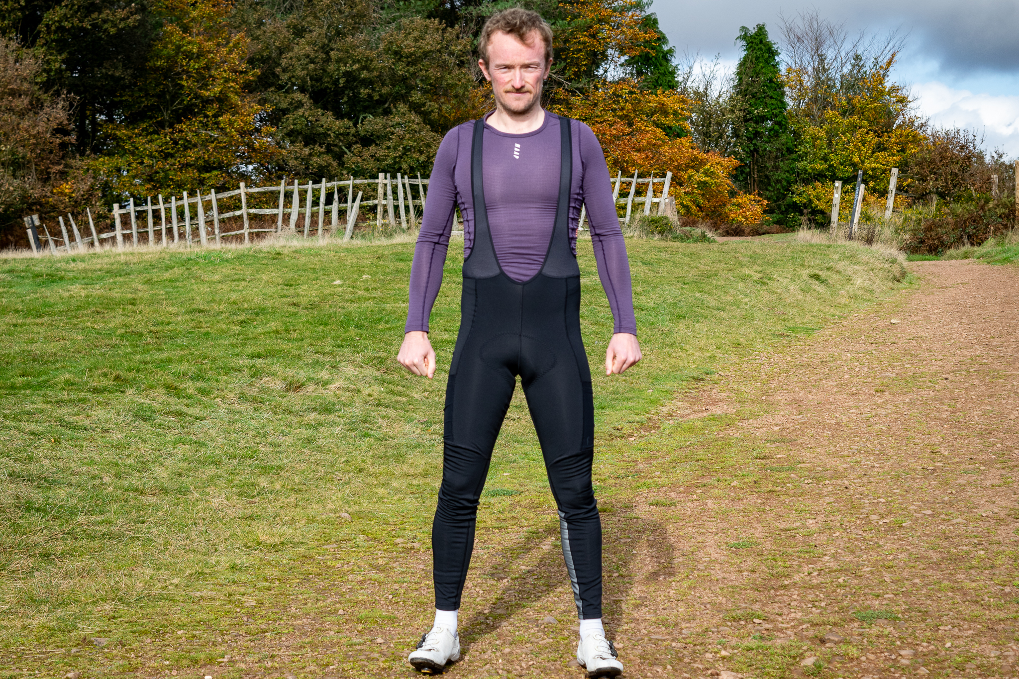 Una imagen de un hombre blanco con culotte largo con tirantes POC Cargo.