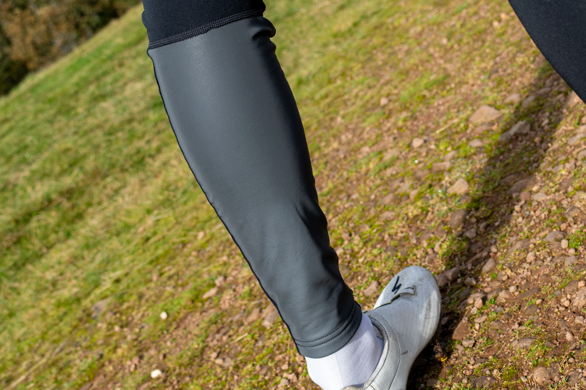 Una imagen del teléfono en el bolsillo cargo del culotte POC