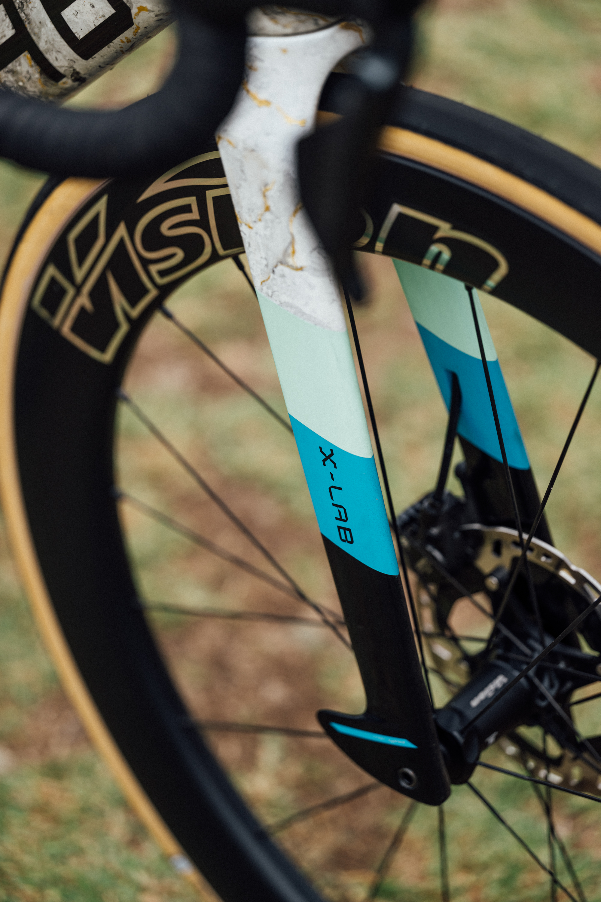 La horquilla azul pintada personalizada de la bicicleta Astana X Lab sobre un poco de hierba
