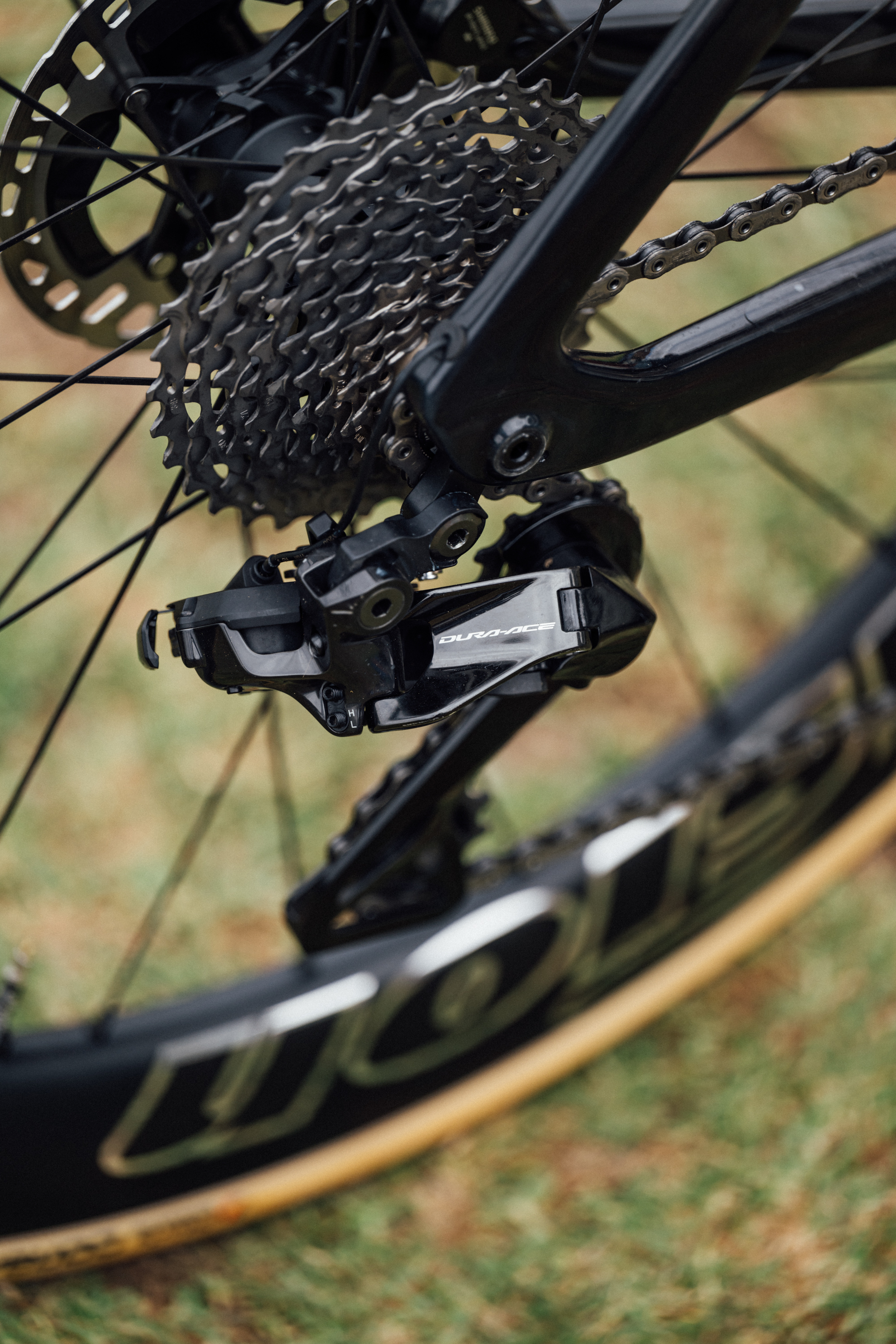 El cambio trasero Dura-Ace de la bicicleta Astana X Lab sobre hierba