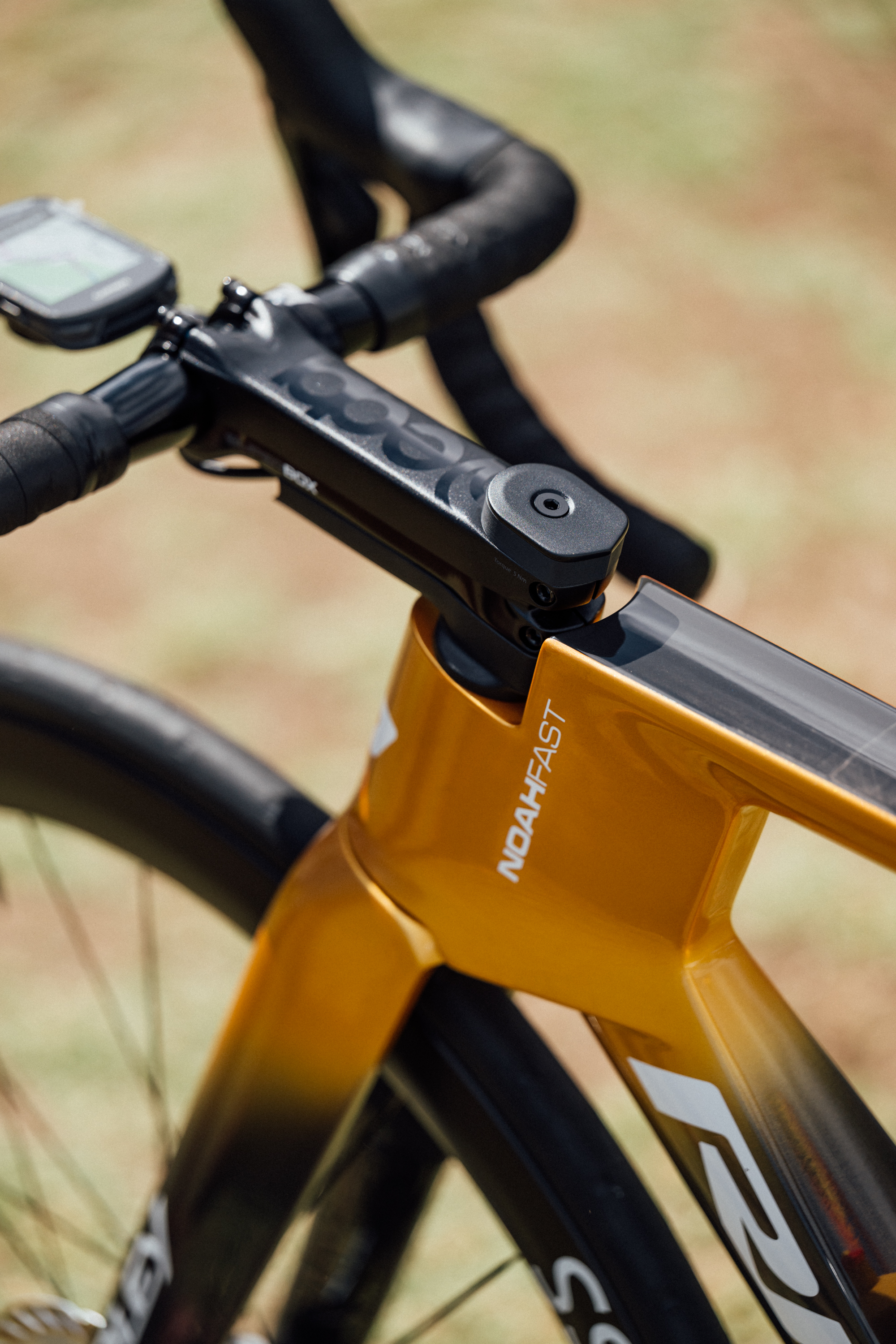 El tubo de dirección Ridley Noah Fast 3.0 pintado en naranja