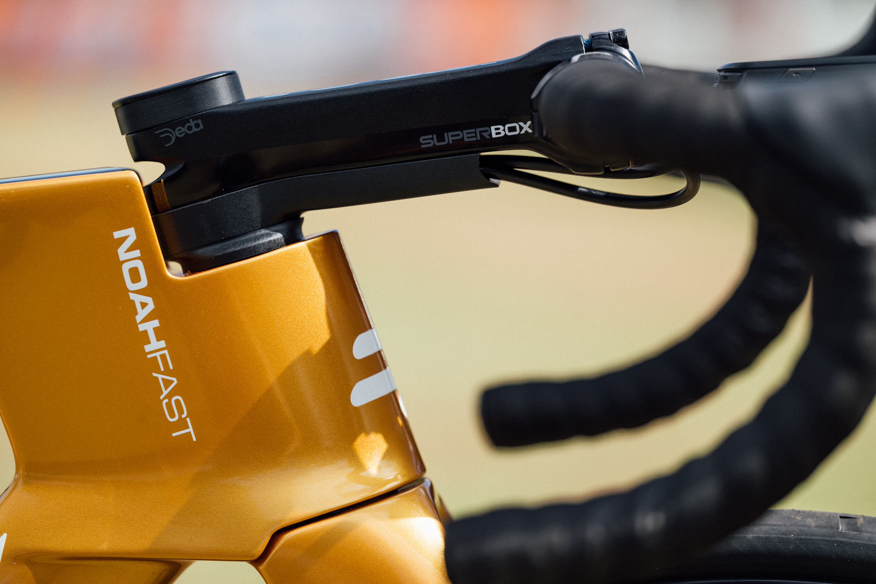 El tubo de dirección Ridley Noah Fast 3.0 pintado en naranja