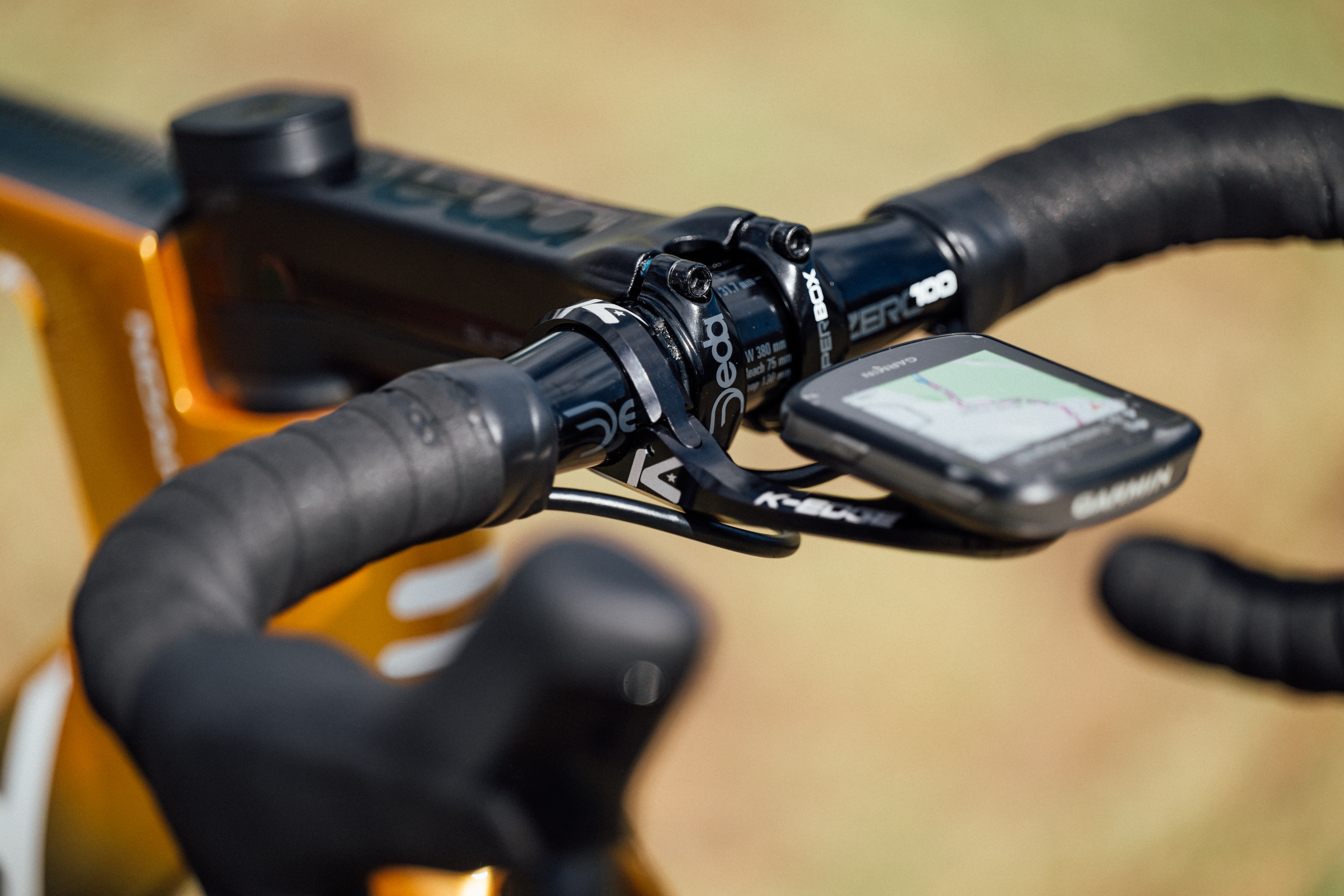 El tubo de dirección Ridley Noah Fast 3.0 pintado en naranja