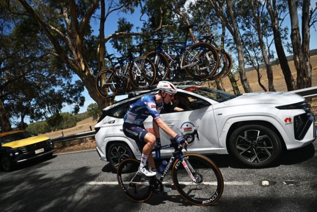 El pelotón WorldTour prueba las nuevas reglas de la zona de alimentación de la UCI en el Tour Down Under: "es un cambio sísmico"