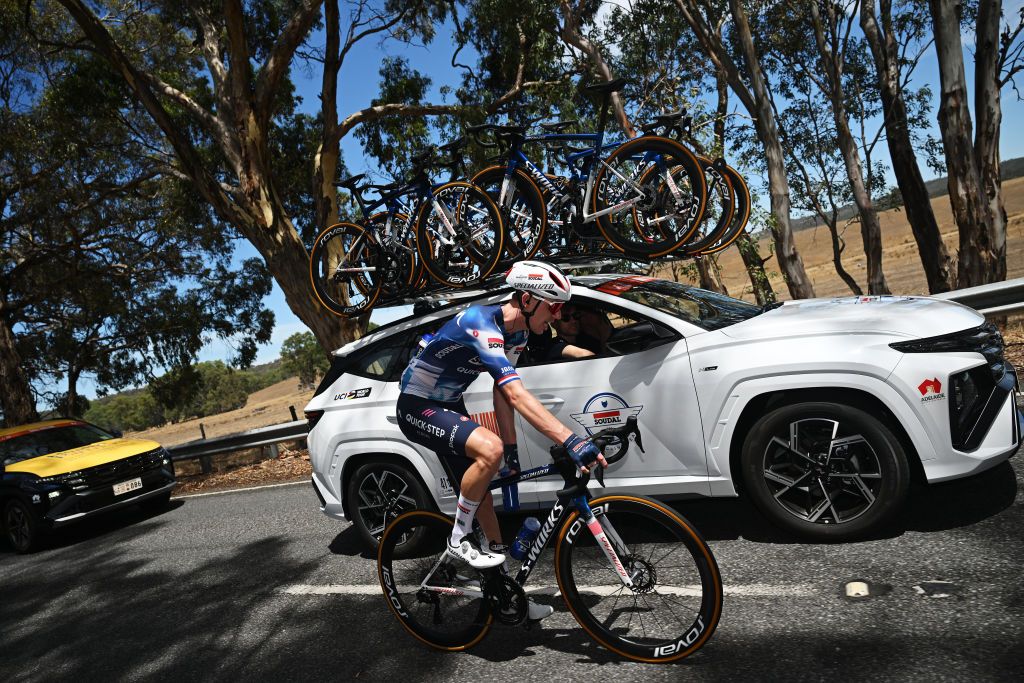 El pelotón WorldTour prueba las nuevas reglas de la zona de alimentación de la UCI en el Tour Down Under: "es un cambio sísmico"