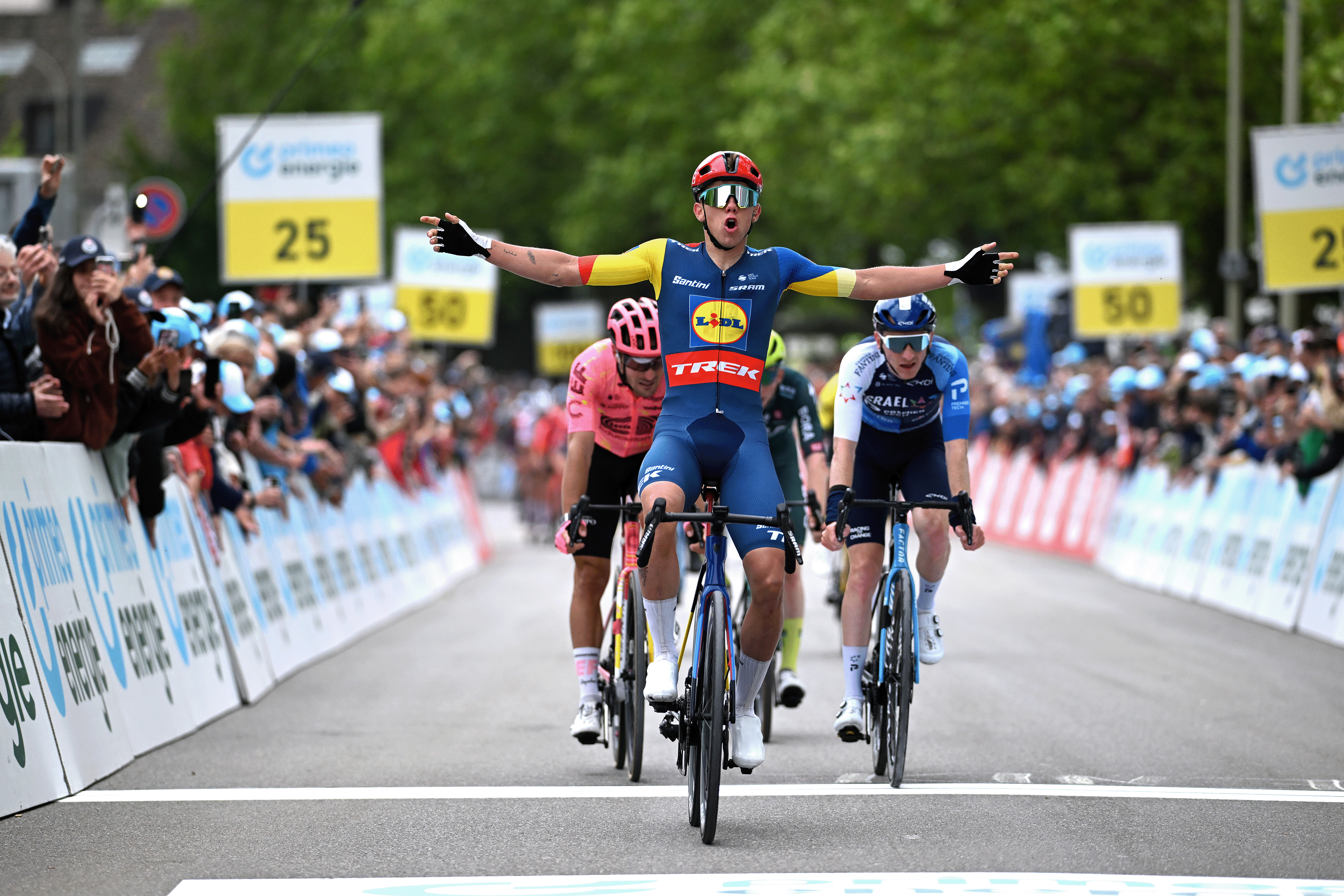 RUSCHLIKON, SUIZA - 11 DE JUNIO: Thibau Nys de Bélgica y el equipo Lidl - Trek celebra en la línea de meta como ganador de la etapa por delante de (LR) Alberto Bettiol de Italia y el equipo EF Education-EasyPost y Stephen Williams del Reino Unido y el equipo Israel - Premier Tecnología durante el 87º Tour de Suiza 2024, Etapa 3, una etapa de 161,7 m desde Steinmaur a Ruschlikon / #UCIWT / el 11 de junio de 2024 en Ruschlikon, Suiza. (Foto de Tim de Waele/Getty Images)