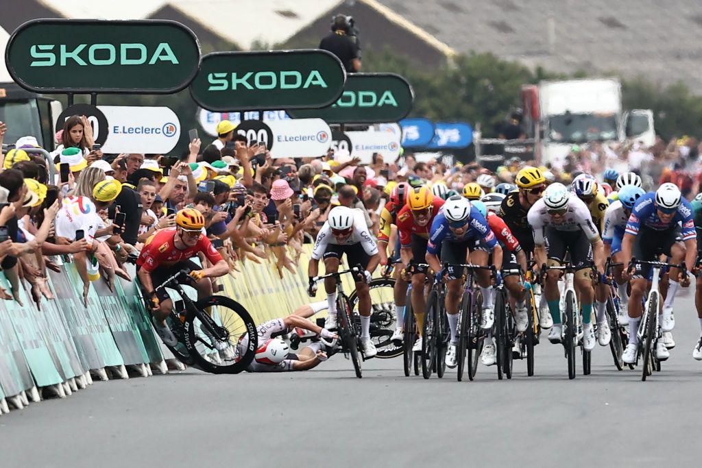'Los errores de los ciclistas representan el 35% de los incidentes en carrera': la UCI y SafeR revelan estadísticas de accidentes de 2024 y retrasan importantes mejoras de seguridad