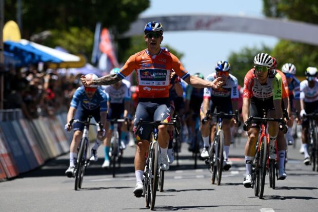 'Me gritaban las piernas' - La paciencia da sus frutos para Sam Welsford con su segunda victoria consecutiva en el Tour Down Under