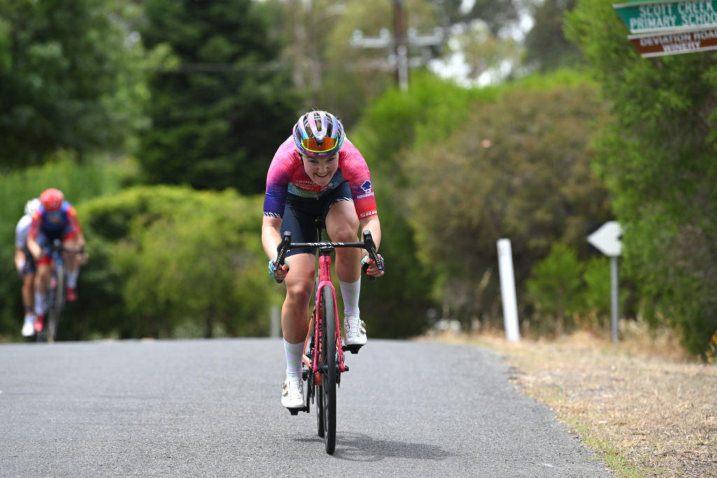 STIRLING AUSTRALIA 19 DE ENERO Maike Van Der Duin de Holanda y el equipo CanyonSram Zondacrypto atacan durante el noveno Santos Women Tour Down Under 2025 Etapa 3, una etapa de 1059 km de Stirling a Stirling 444m UCIWWT el 19 de enero de 2025 en Stirling Australia Foto de Dario BelingheriGetty Images