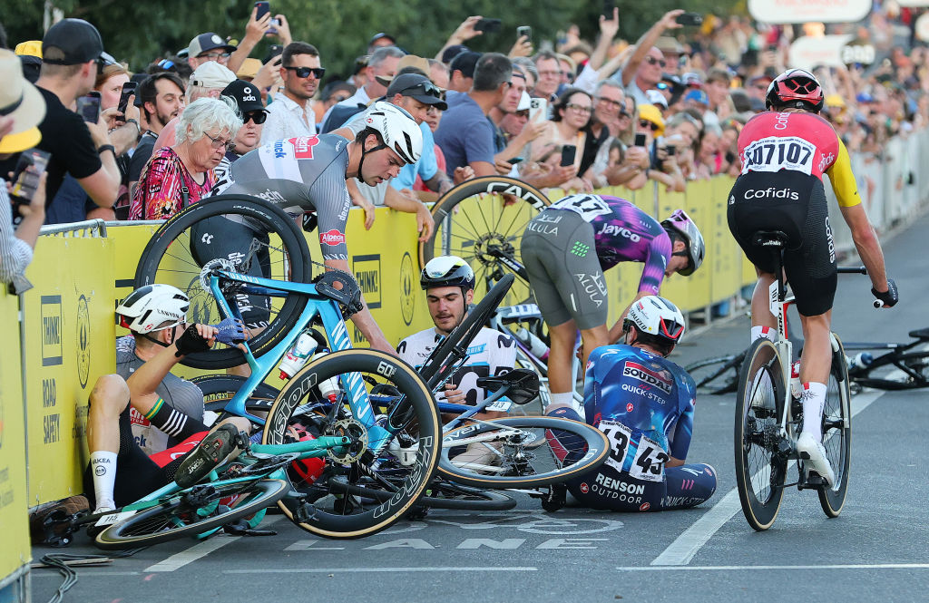 ADELAIDA AUSTRALIA 18 DE ENERO Corredores de varios equipos en el suelo después de un accidente en la última curva de la carrera durante el segundo día del Tour Down Under el 18 de enero de 2025 en Adelaida Australia Foto de Sarah ReedGetty Images