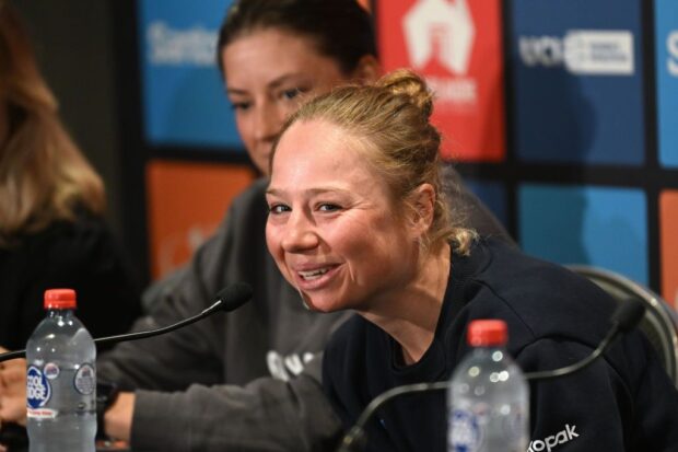 Justine Ghekiere lleva la pancarta de campeona defensora del Tour Femenino de Down Under