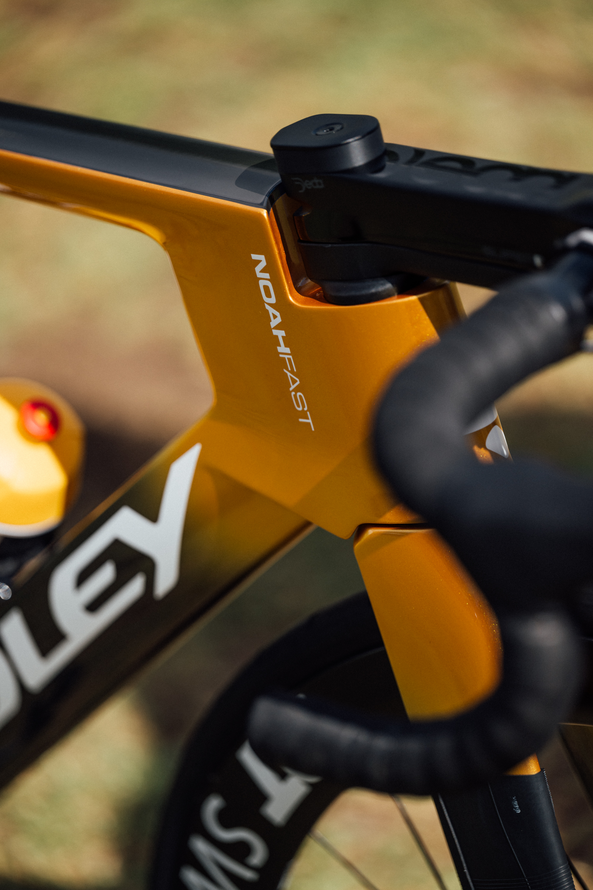 El tubo de dirección Ridley Noah Fast 3.0 pintado en naranja