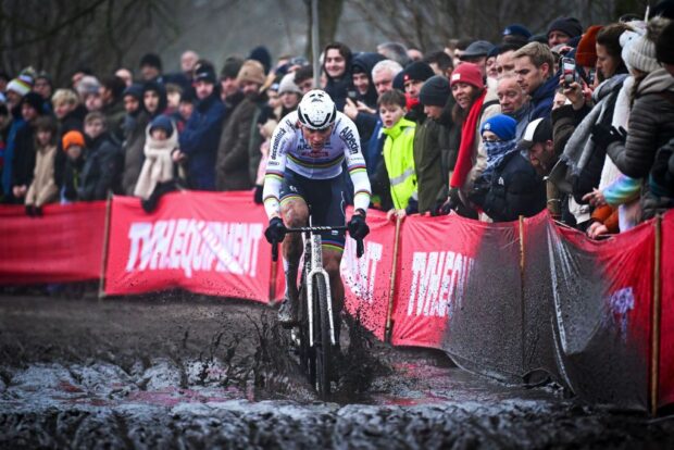 Mathieu van der Poel se salta el GP Sven Nys tras lesionarse una costilla en un accidente en Loenhout