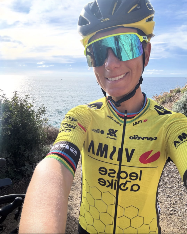 Pauline Ferrand-Prévot luce la camiseta Visma-Lease a Bike 2025 el día de Año Nuevo
